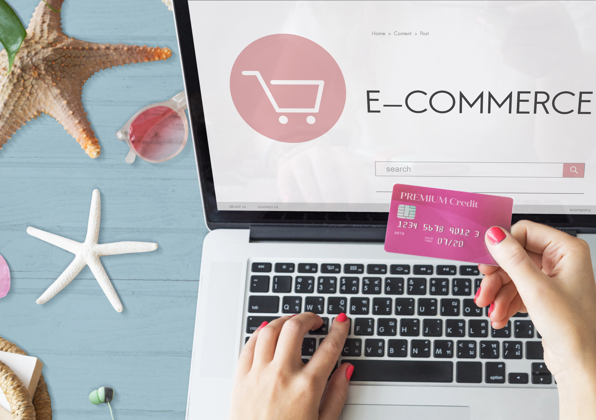 Achat en ligne sur un ordinateur avec une carte bleue