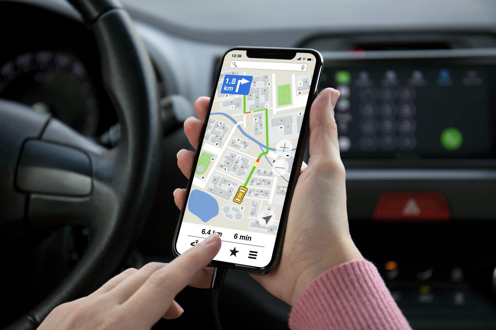 Navigation GPS sur smartphone en voiture avec itinéraire affiché