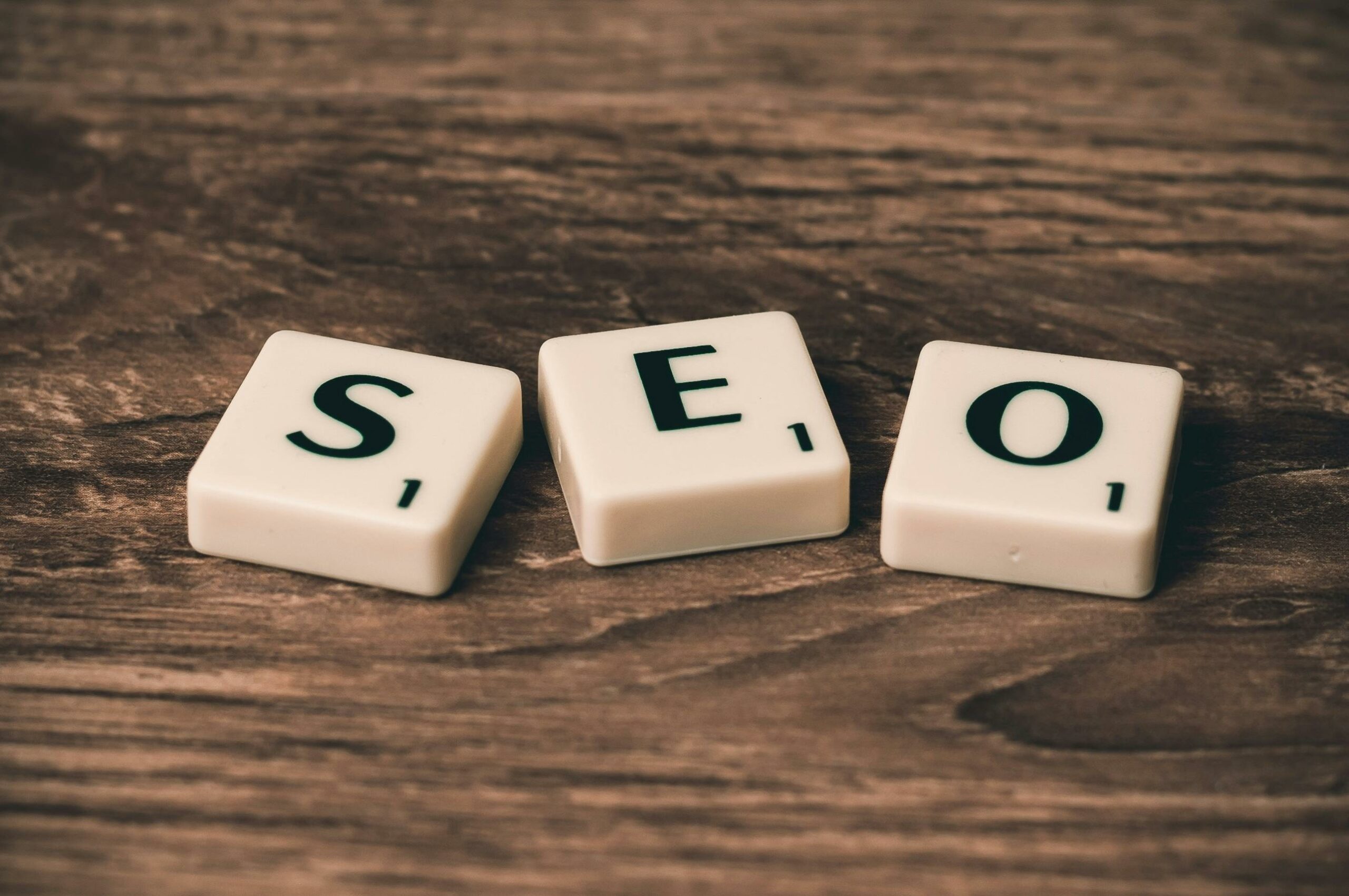 Lettres de jeu Scrabble formant le mot « SEO ».
