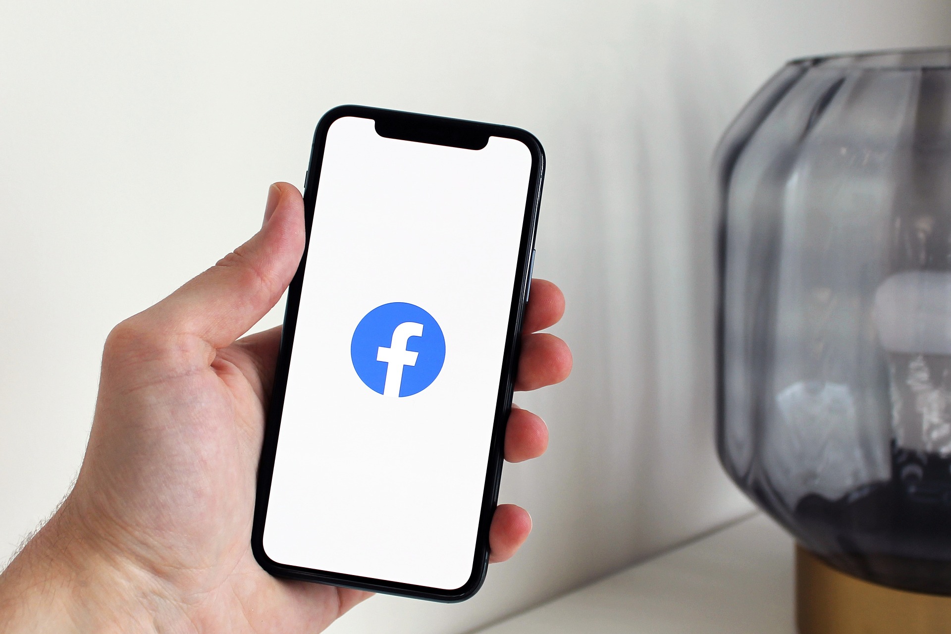 Maintenant un smartphone affichant le logo Facebook