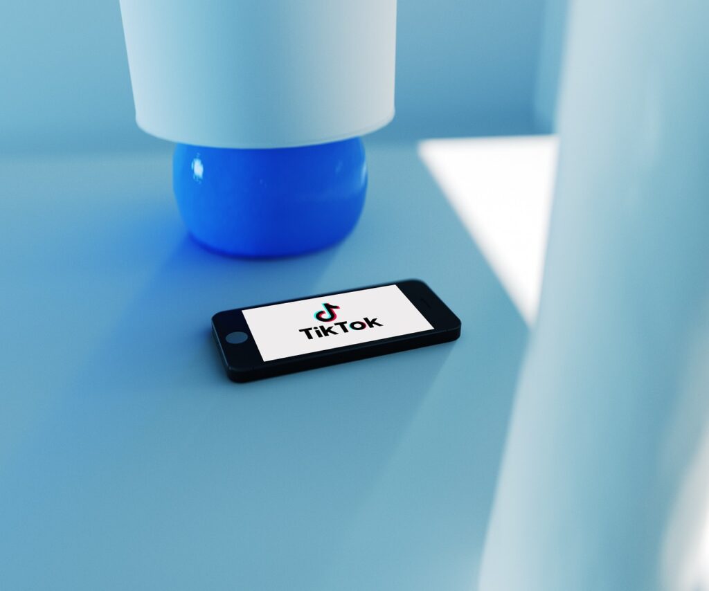 Téléphone posé sur une table affichant le logo TikTok